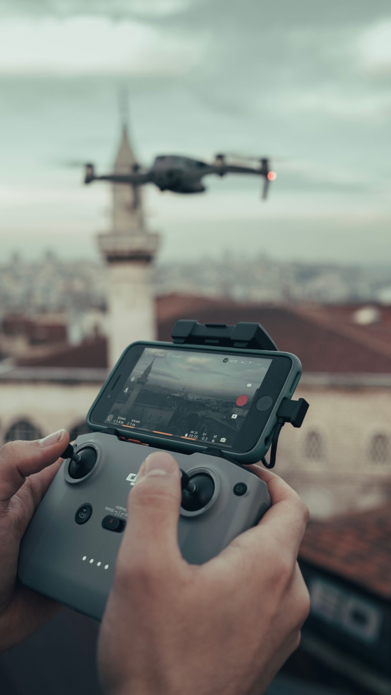 Handen aan de afstandsbediening van een drone