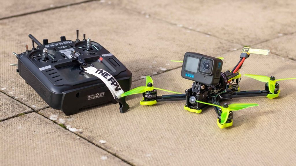 Een FPV-drone met camera en controller op de grond
