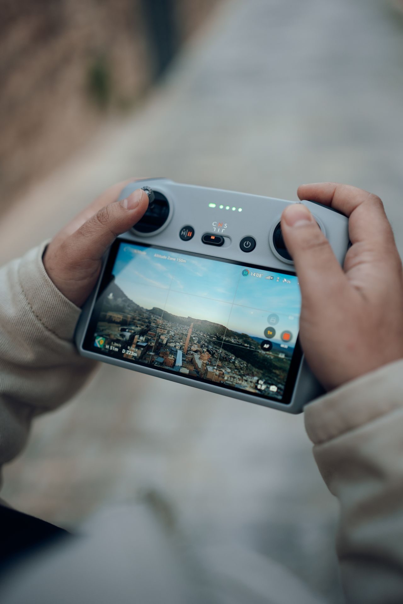 Een dronecontroller met beeldscherm in de handen van de gebruiker