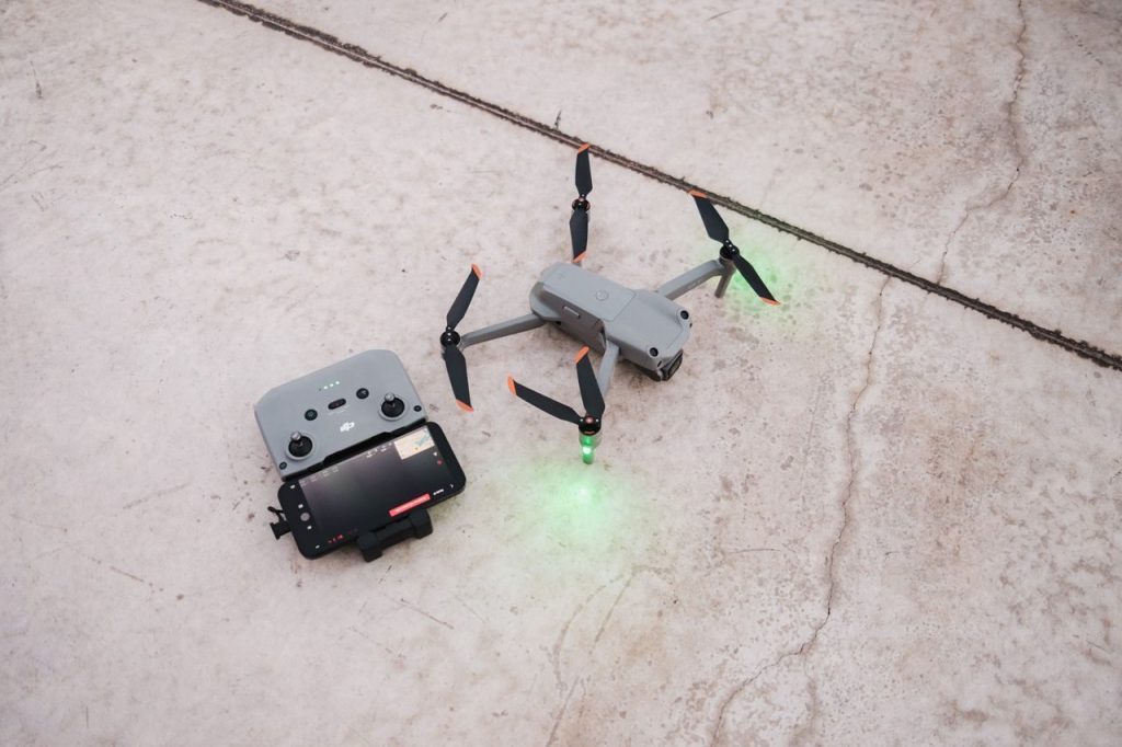 Een drone en afstandsbediening op een betonnen oppervlak